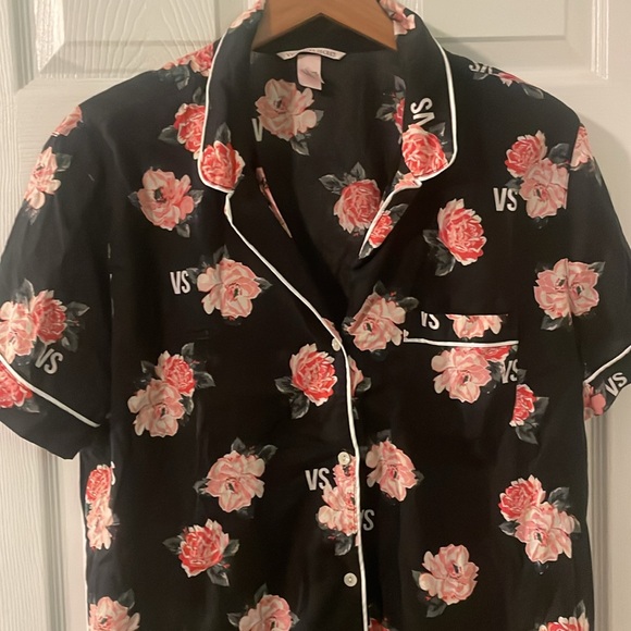 VICTORIAS SECRET PJ SHORT SLEEVE WOMEN - Picture 2 of 4
